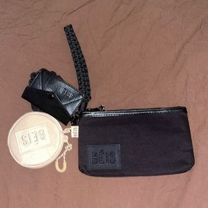 Beis sport wristlet set